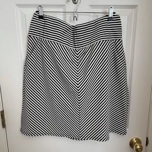 🎉 2 for $15 🎉 Black and white skirt with elastic slimming waistband